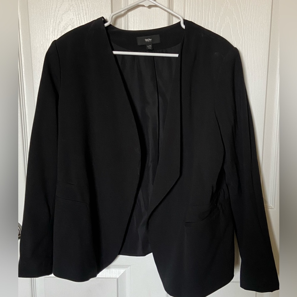 Black button-less blazer